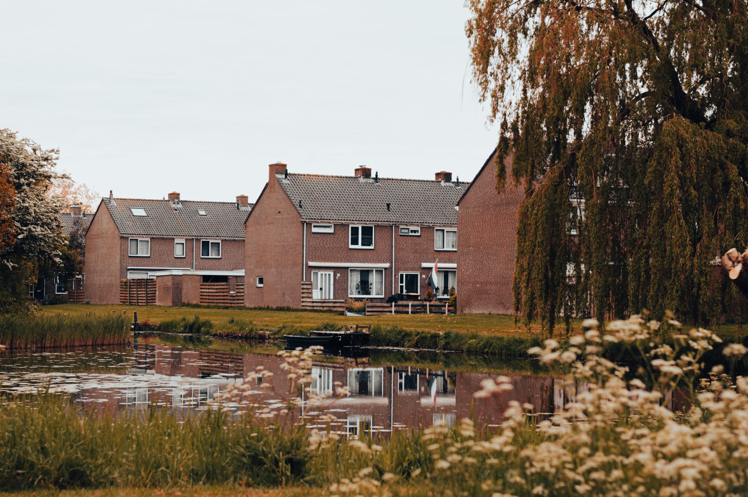 Nederlandse huizen aan een gracht